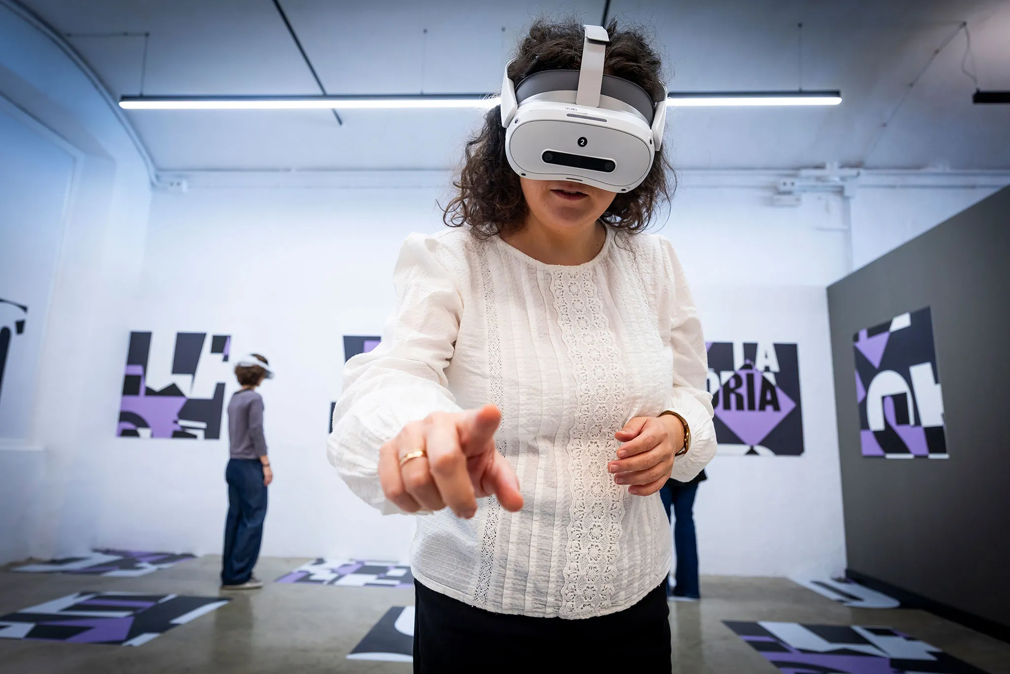 Persones gaudint de l'experiència de realitat virtual al Museu de la Colònia Sedó