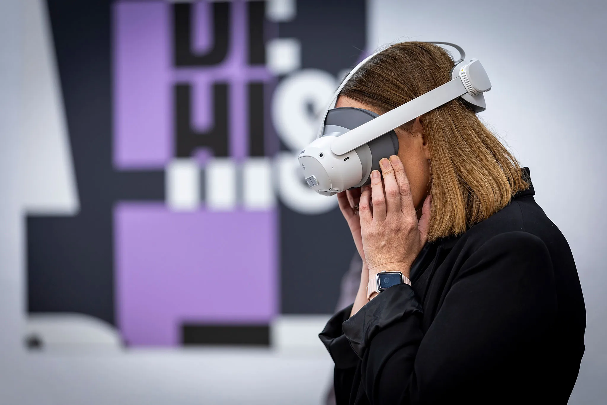 Persona gaudint de l'experiència de realitat virtual al Museu de la Colònia Sedó